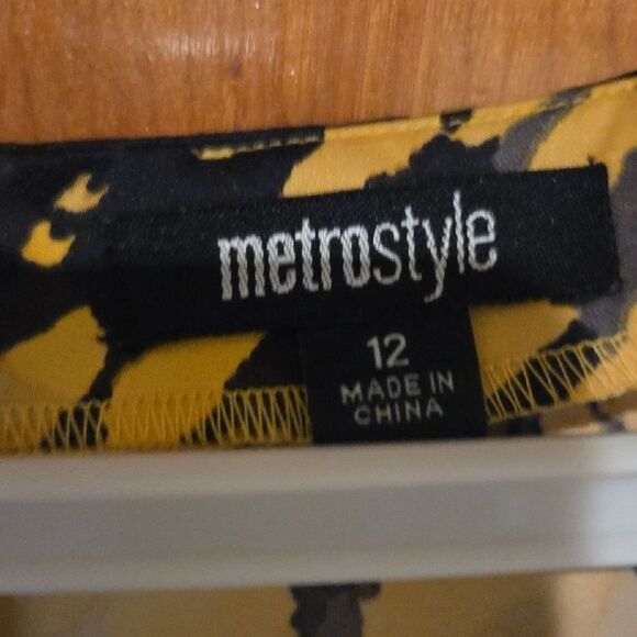 Black and Yellow Sheath Mini Dress with Crew Neck - Picture 5 of 8